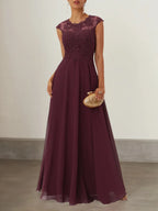 Abito lungo da donna in pizzo e chiffon color rosso vino, scollo tondo e maniche a cappuccio, linea a trapezio