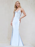 Vestido largo de dama de honor azul cielo de satén con tirantes finos y corte trompeta/sirena sin mangas