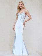 Vestido largo de dama de honor azul cielo de satén con tirantes finos y corte trompeta/sirena sin mangas