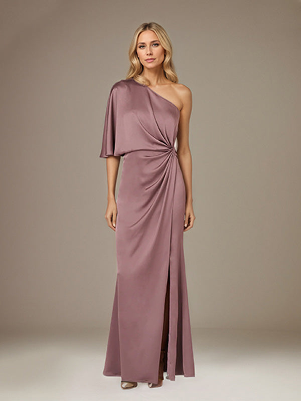 Malvenfarbenes Satin-Ein-Schulter Kleid mit halben Ärmeln, bodenlang, plissiert mit hohem Schlitz