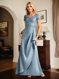Robe longue en satin en ligne A avec col en V, manches courtes et appliques