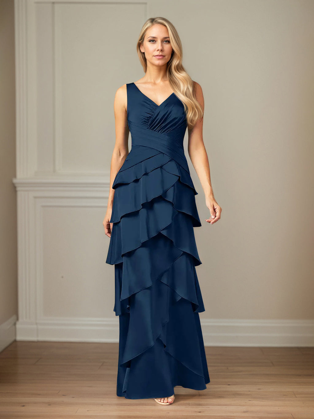 Vestido línea A de satén con escote en V, sin mangas y largo hasta el suelo para madre de la novia con volantes