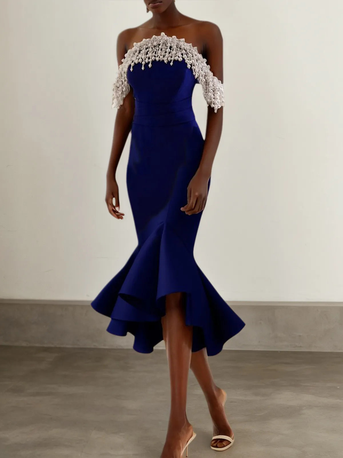 Vestido midi sirena azul oscuro con escote off the shoulder y perlas imitadas