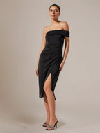 Vestido negro de satén corte columna sin mangas con escote off-shoulder y largo hasta la mitad de la pantorrilla