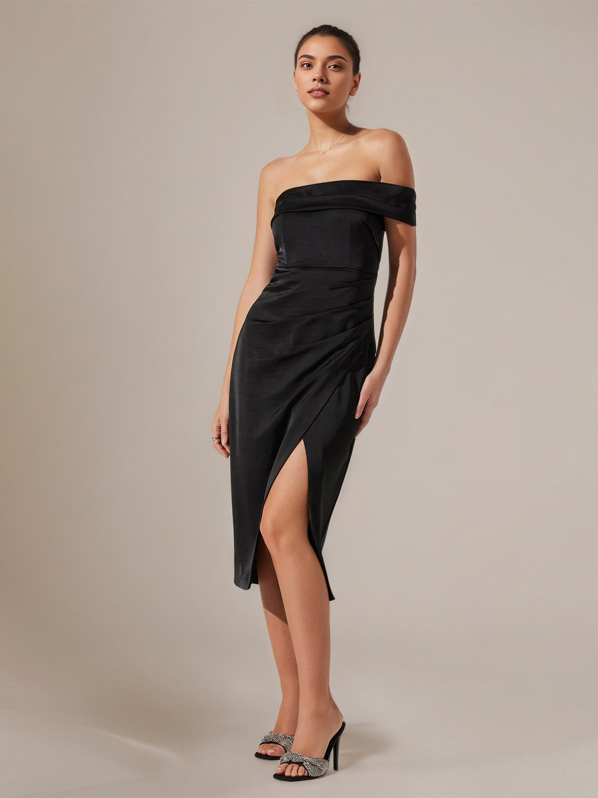 Vestido negro de satén corte columna sin mangas con escote off-shoulder y largo hasta la mitad de la pantorrilla