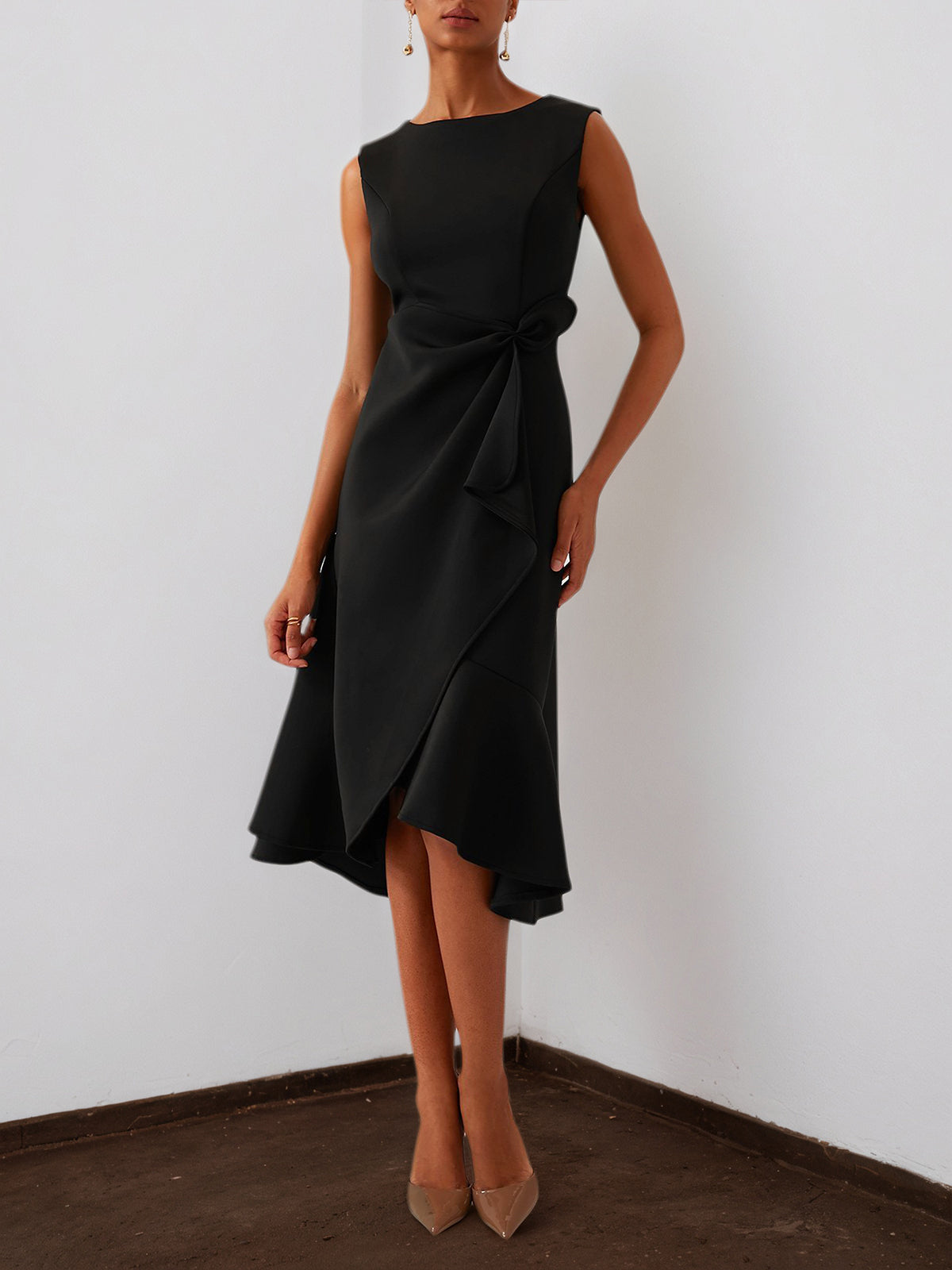 Robe midi noire élégante sans manches, coupe trapèze avec torsade à la taille, du jour à la nuit