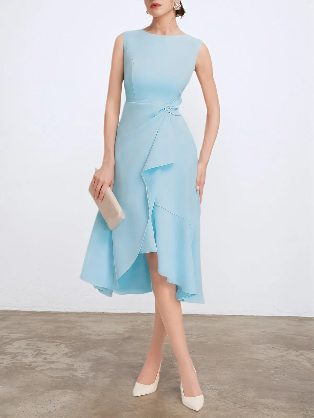 Vestido midi elegante azul claro, sem mangas, corte evasê, com torção na cintura para usar do dia à noite