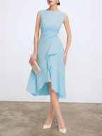 Vestido midi elegante azul claro, sem mangas, corte evasê, com torção na cintura para usar do dia à noite