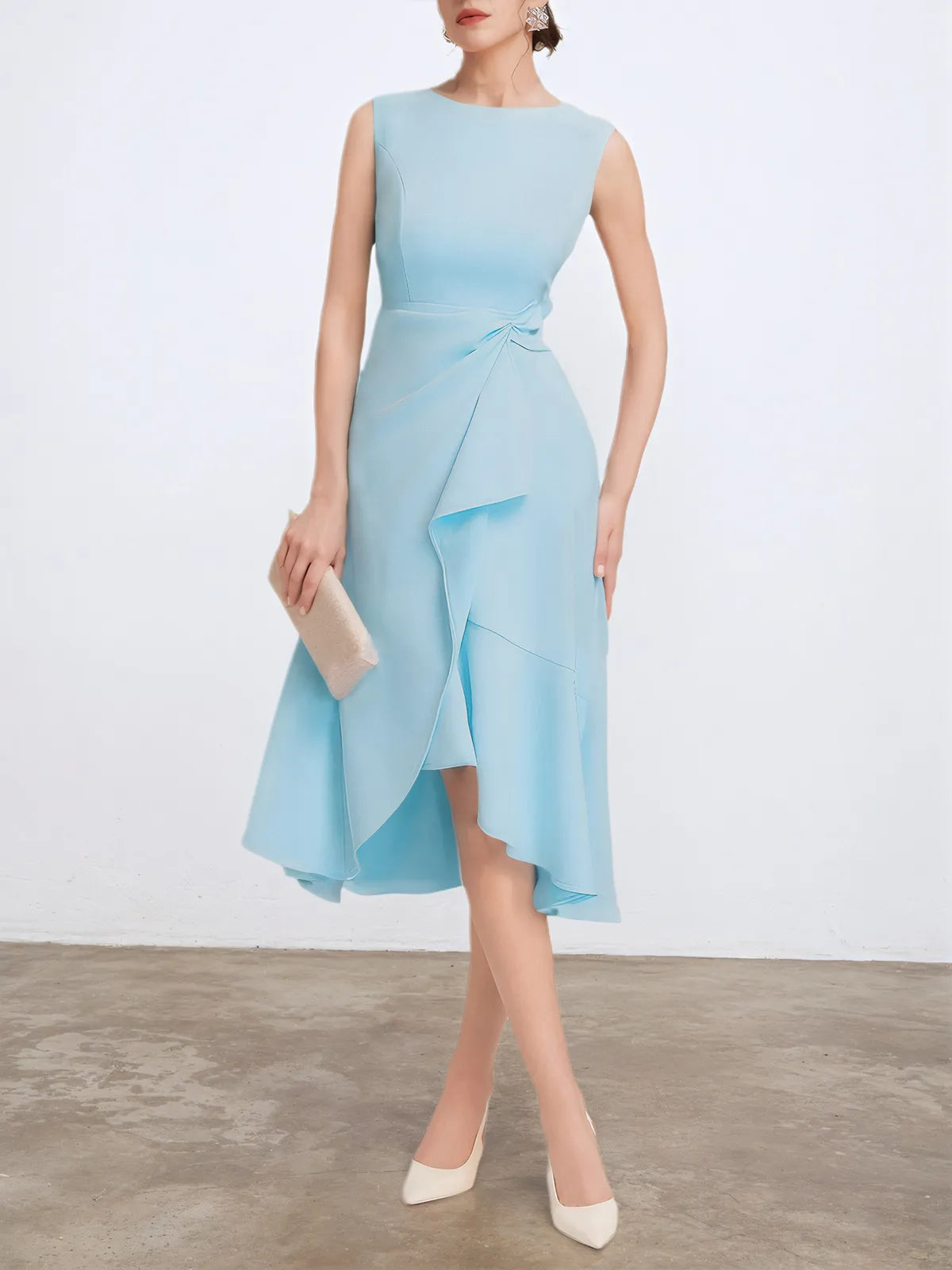 Vestido midi elegante azul claro, sem mangas, corte evasê, com torção na cintura para usar do dia à noite