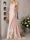 Abito lungo rosa in chiffon arricciato con perline, collo halter e senza maniche, linea ad A