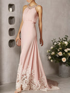 Abito lungo rosa in chiffon arricciato con perline, collo halter e senza maniche, linea ad A