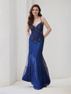 Vestido largo de dama de honor azul marino de tul tipo trompeta/sirena con tirantes finos y sin mangas