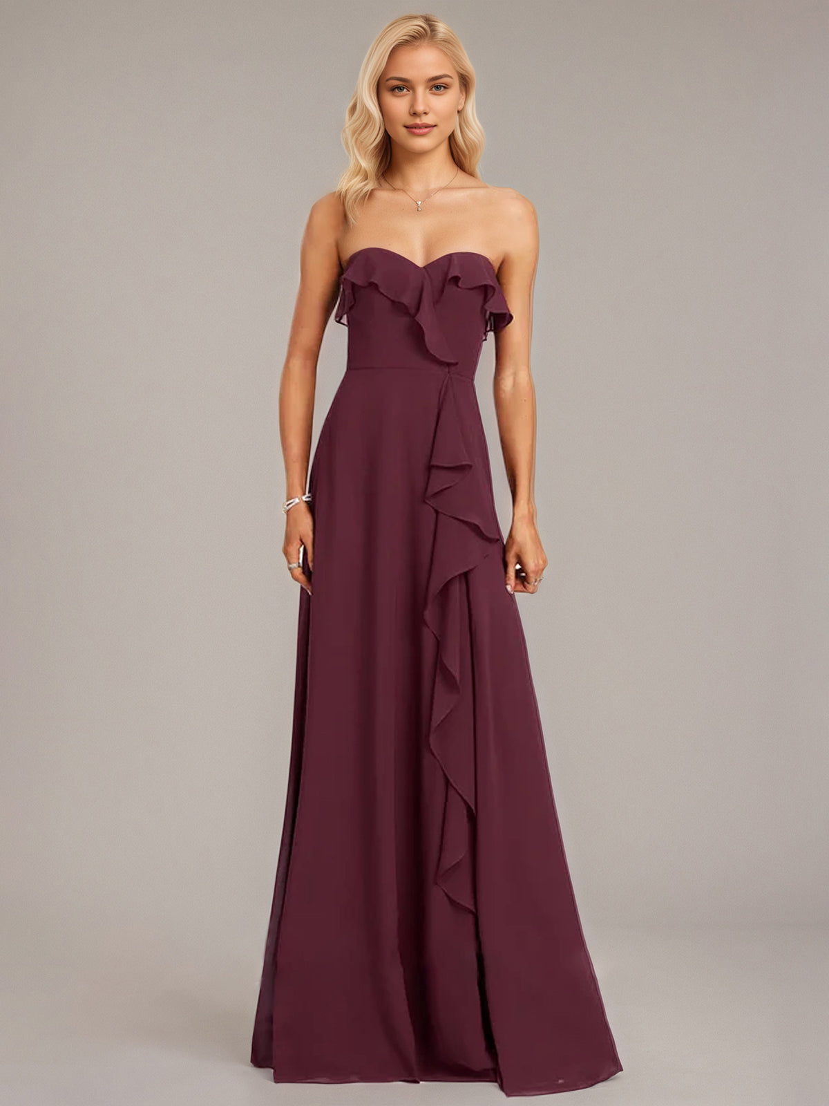 Robe de demoiselle d'honneur en mousseline longueur sol, ligne A, décolleté cœur, couleur raisin avec volants