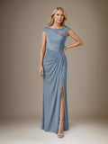 Vestido largo línea sheath/columna de gasa azul polvo con cuello barco, mangas cortas y abertura