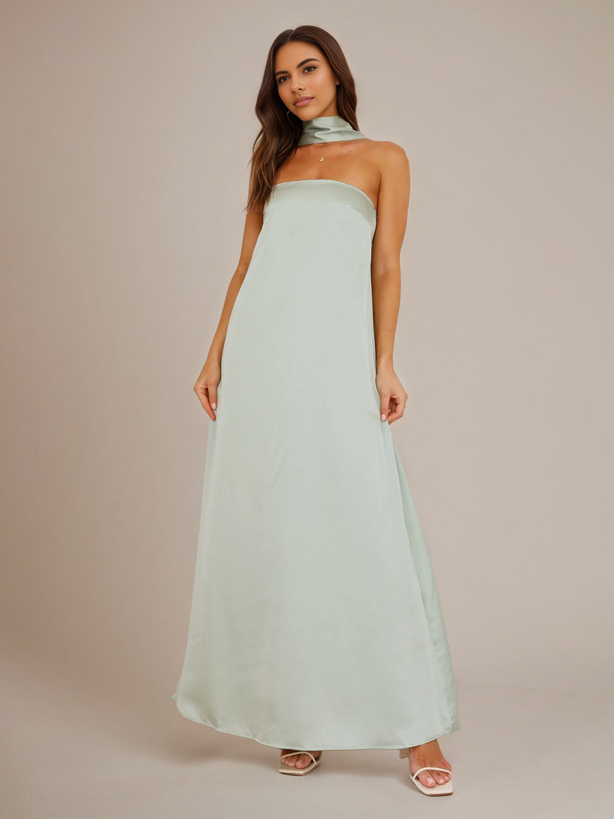 Vestidos de madrinha em cetim sálvia, corte evasê, gola halter, sem mangas e comprimento até o chão