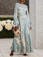 Vestido maxi línea A de gasa azul claro con estampado paisley, cuello redondo, mangas largas globo