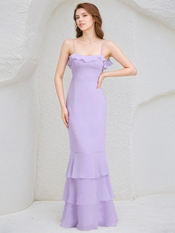 Vestido de dama de honor lila de gasa con tirantes finos, sin mangas y largo hasta el suelo con volantes en cascada