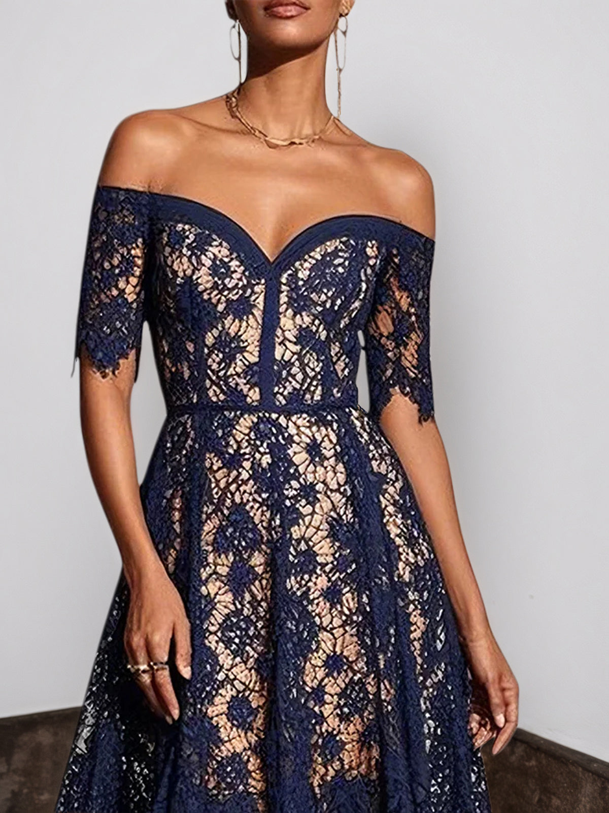 Purpurblaues Spitzenkleid schulterfrei mit Kurzarm A-Linie Midikleid