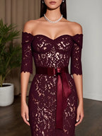 Vestido maxi vinho com renda, decote ombro a ombro e mangas três quartos