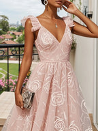 Vestido midi A-line rosa claro com estampa floral, babados, decote clássico em V, sem mangas e mangas com babados