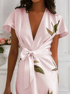 Vestido midi justo rosa de cetim com estampa floral, decote em V e mangas curtas tipo capa