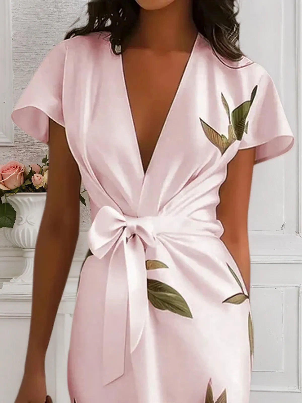 Vestido midi justo rosa de cetim com estampa floral, decote em V e mangas curtas tipo capa