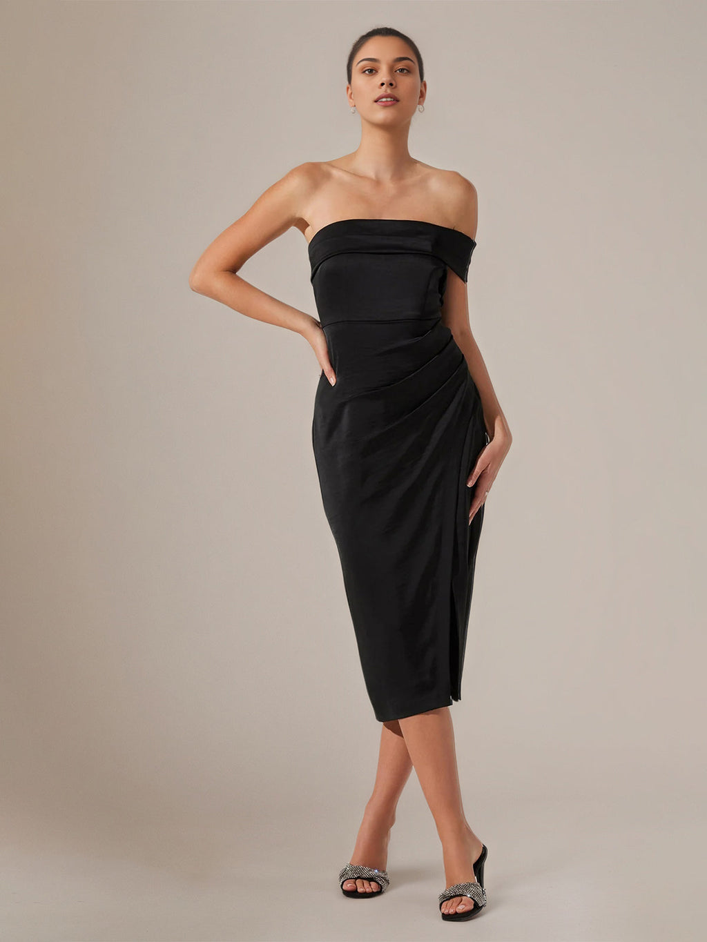 Vestido negro de satén corte columna sin mangas con escote off-shoulder y largo hasta la mitad de la pantorrilla