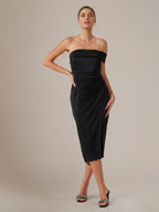 Vestido negro de satén corte columna sin mangas con escote off-shoulder y largo hasta la mitad de la pantorrilla