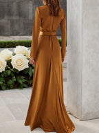 Vestido largo de satén dorado con fruncido, cuello alto y mangas largas en línea A