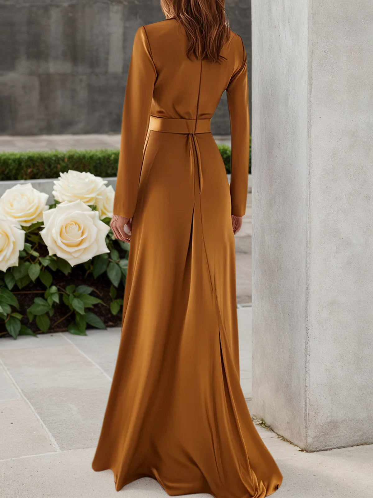 Vestido largo de satén dorado con fruncido, cuello alto y mangas largas en línea A
