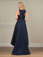 Robe mère de la mariée en satin A-line sans manches à col rond asymétrique