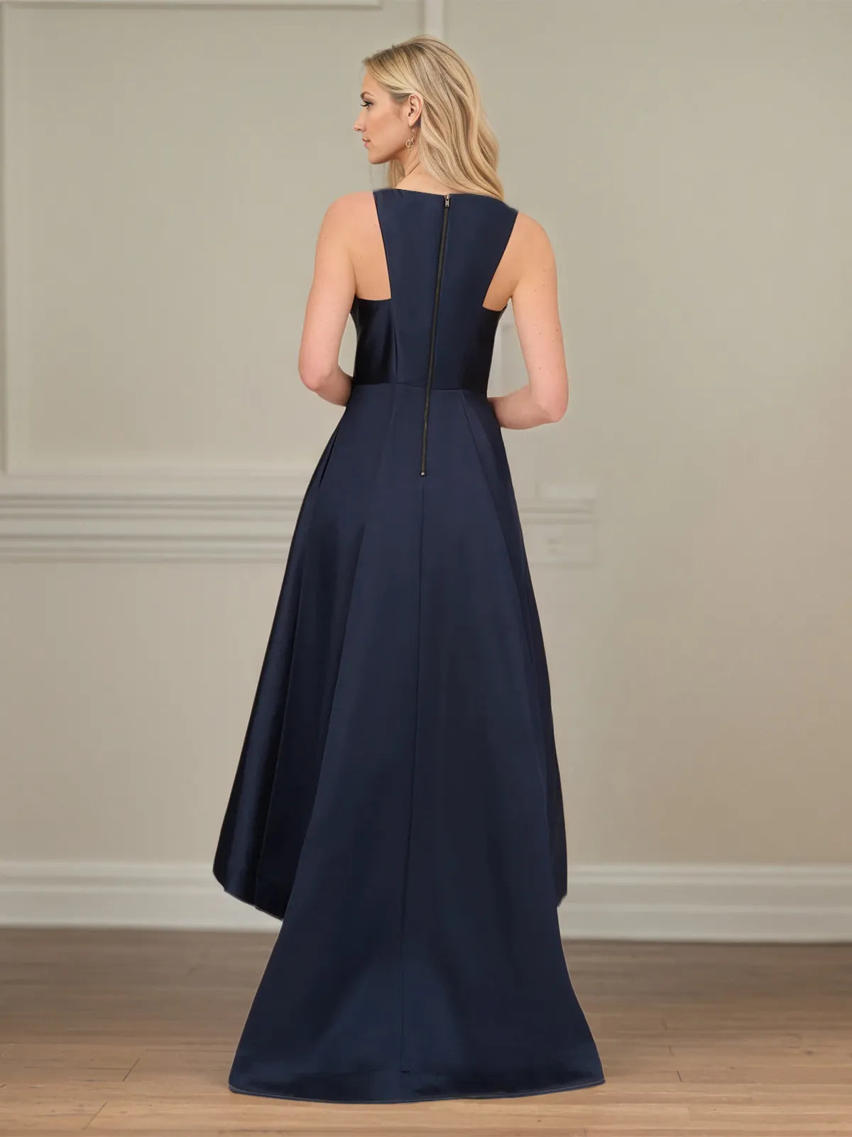 A-Linien ärmelloses Satin-Mutter-der-Braut-Kleid mit asymmetrischem Rundhalsausschnitt