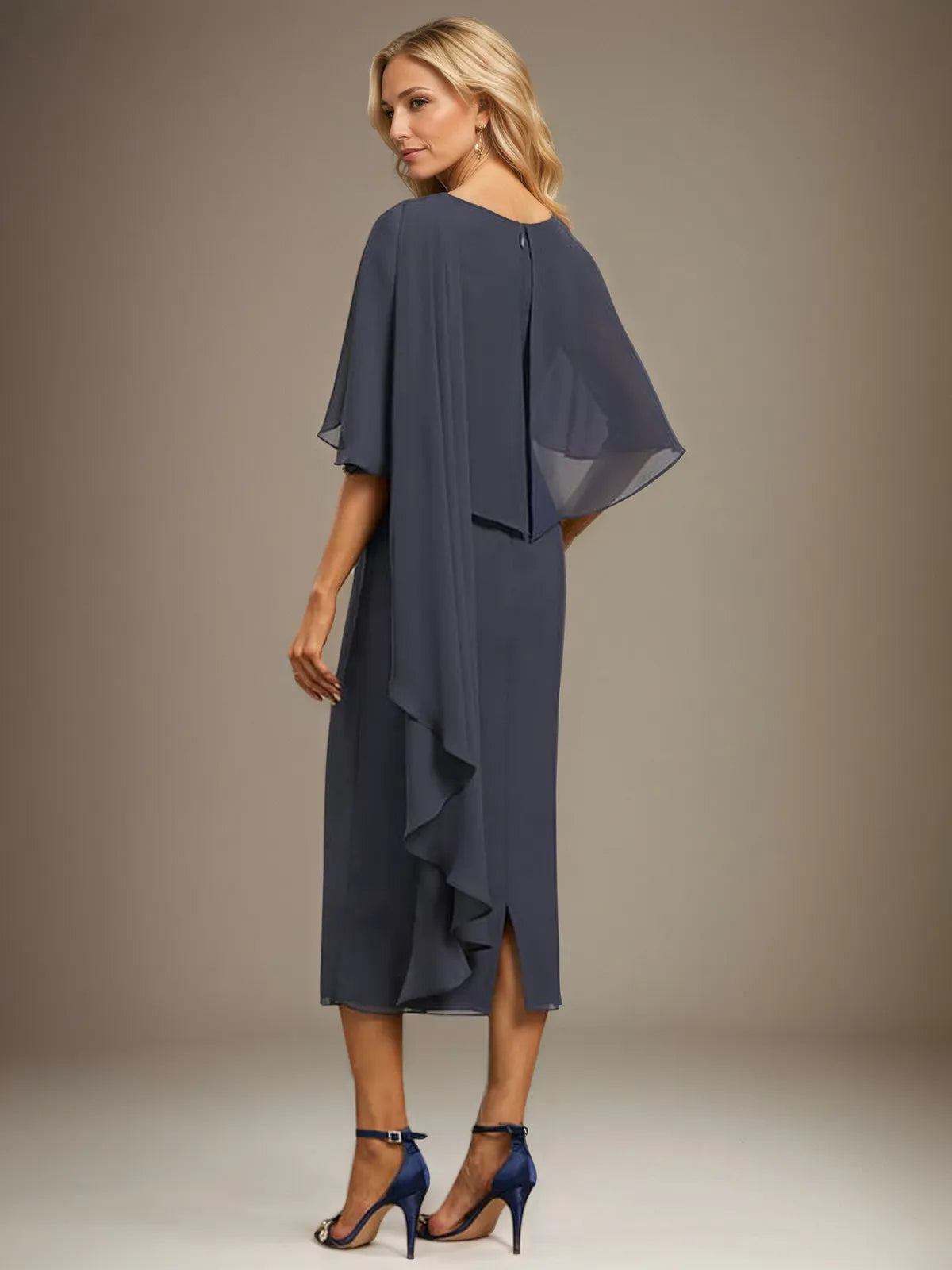 Robe fourreau/colonne en mousseline longueur thé, col en U, avec perles plissées
