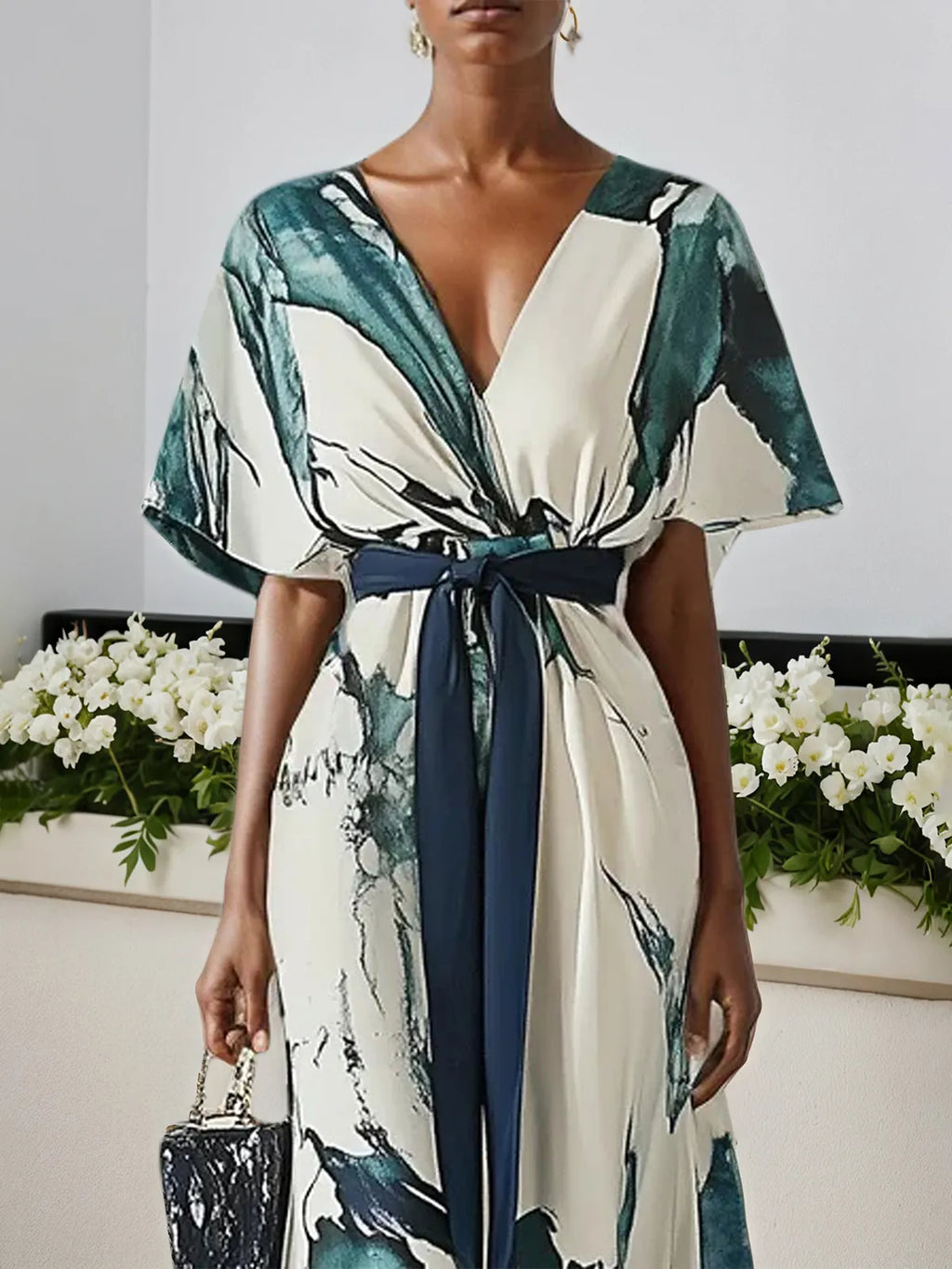 Vestido longo azul com estampa, chiffon, decote em V, mangas curtas e modelo evasê