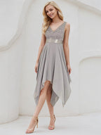 Silbernes Chiffon A-Linien V-Ausschnitt ärmelloses asymmetrisches Brautjungfernkleid mit Applikationen