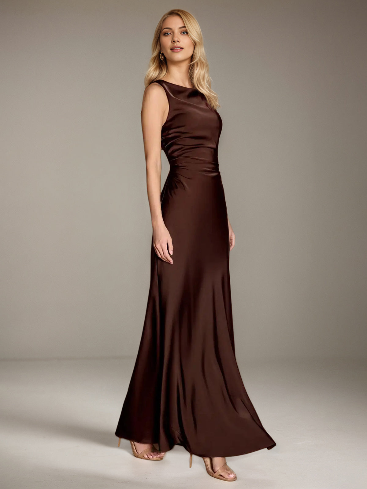 Robe de demoiselle d'honneur chocolat fourreau/colonne en satin sans manches longueur au sol col rond