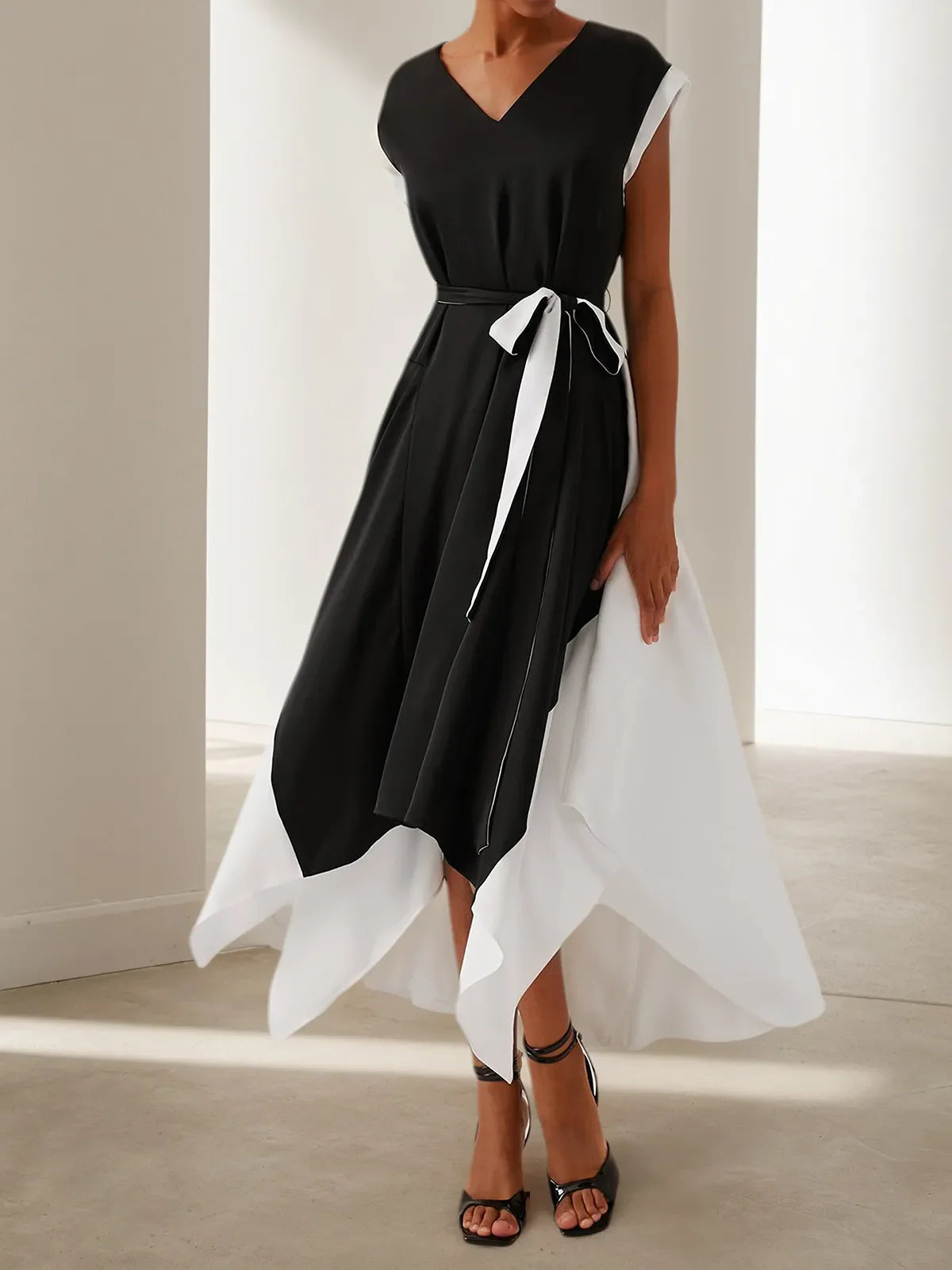 Robe midi noire, encolure en V, manches courtes, taille nouée, ligne A