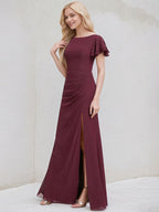 Vestido largo de dama de honor línea A de gasa color Cabernet con cuello barco y mangas con volantes