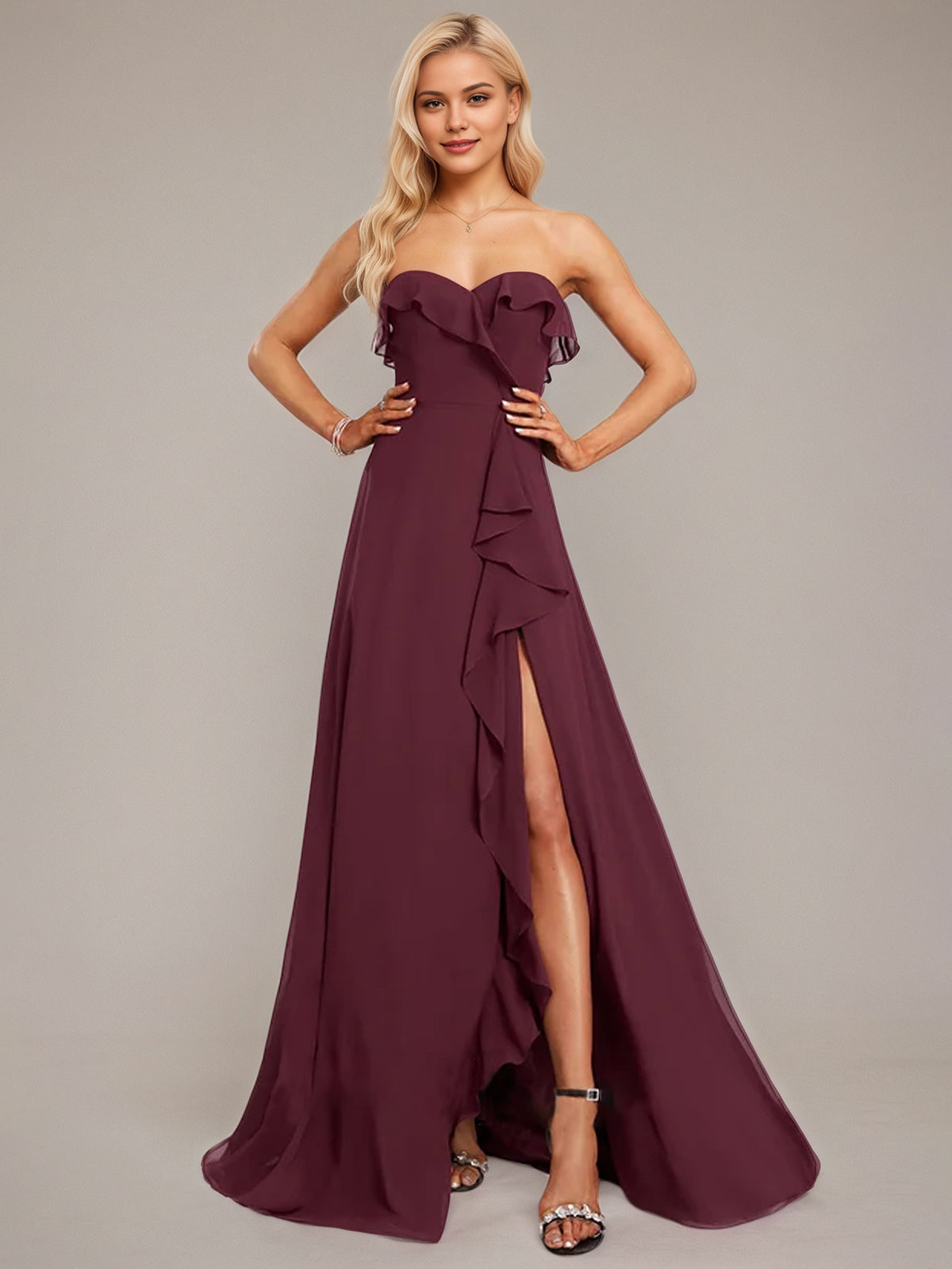 Robe de demoiselle d'honneur en mousseline longueur sol, ligne A, décolleté cœur, couleur raisin avec volants
