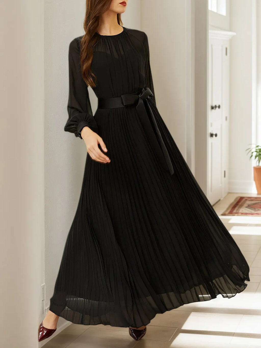 Schwarzes plissiertes Mesh-Chiffon Kleid mit Rundhalsausschnitt, langen Ballonärmeln und A-Linien-Maxilänge