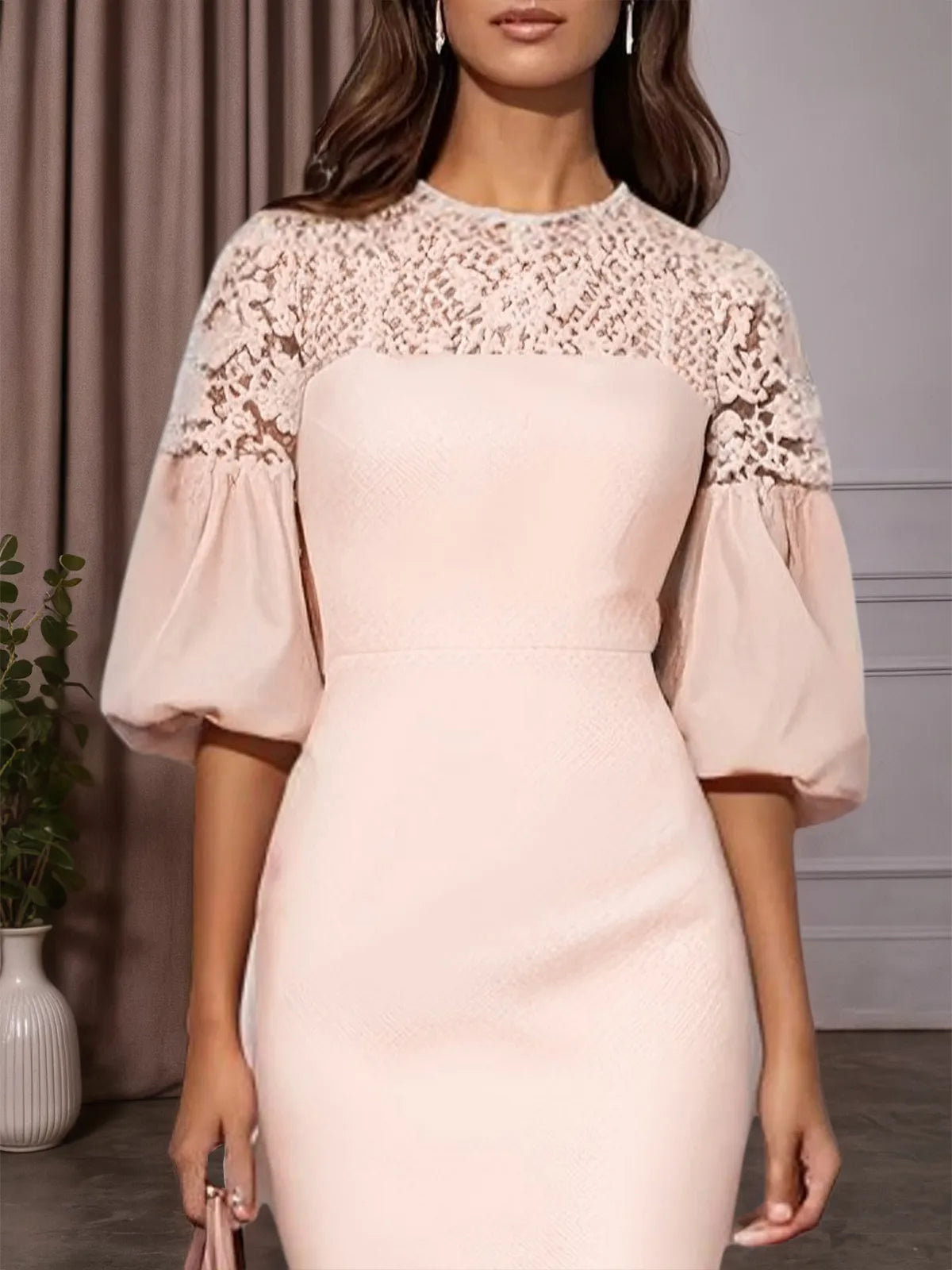 Vestido midi ajustado rosa con encaje, cuello redondo clásico, manga corta y manga globo