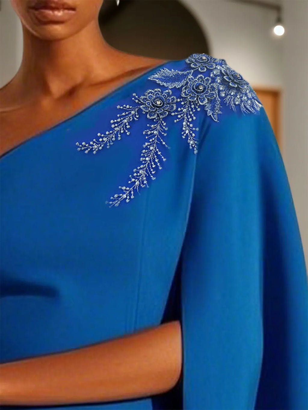 Robe midi fourreau classique asymétrique bleue avec appliques et ornements hotfix, une épaule, sans manches