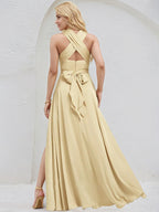 Vestido de Dama de Honra em Cetim Champanhe A Linha com Decote em V, Mangas Curtas e Comprimento ao Chão