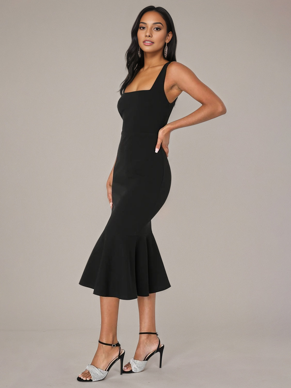 Vestidos pretos tubinho/coluna de crepe stretch, decote quadrado, sem mangas, comprimento tea
