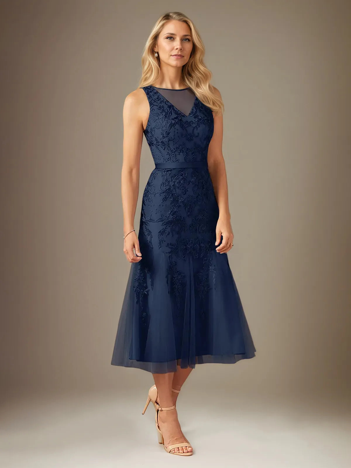 Etui-/Säulen-Spitzenkleid mit Rundhalsausschnitt, ärmellos, knielang