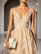 Vestido Midi Clássico Bege com Decote V, Sem Mangas, Linha A e Flores 3D