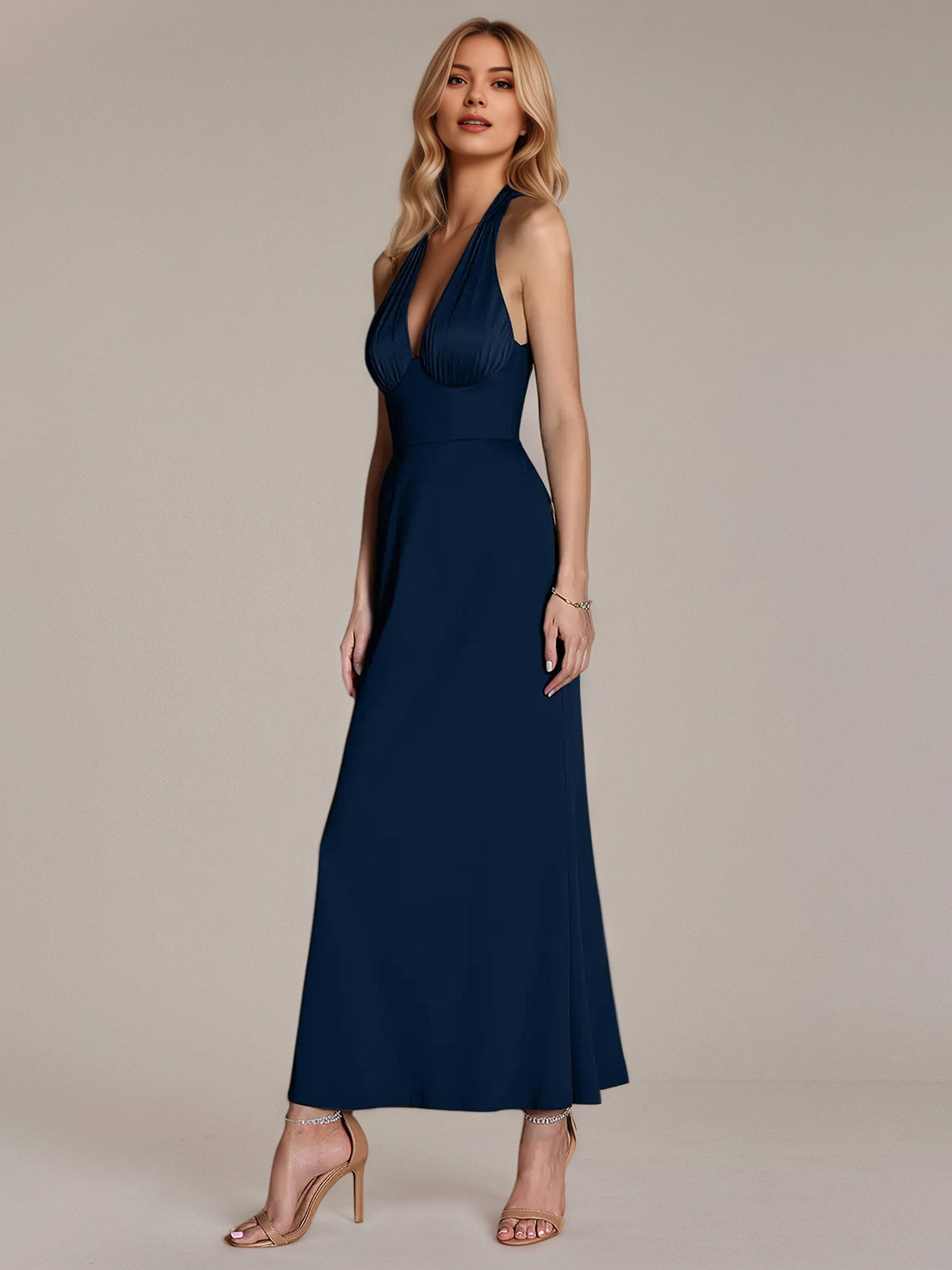 Vestido de satén azul marino tipo tubo/columna sin mangas con cuello halter y largo hasta el tobillo