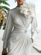 Elegantes langärmeliges plissiertes Chiffonkleid mit floraler Verzierung