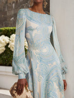 Vestido maxi línea A de gasa azul claro con estampado paisley, cuello redondo, mangas largas globo