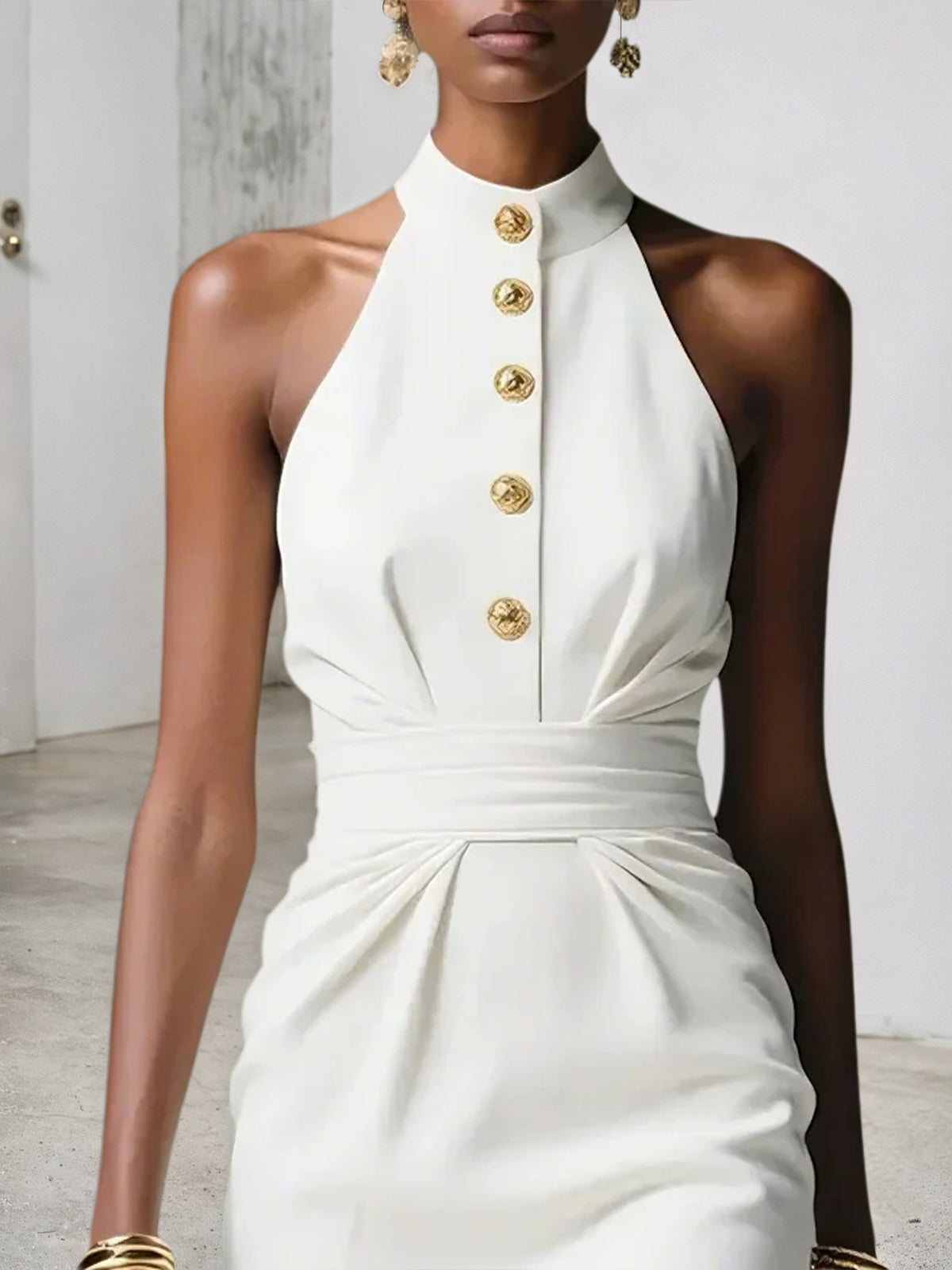 Vestido midi clásico blanco sin mangas con halter fruncido y hebilla